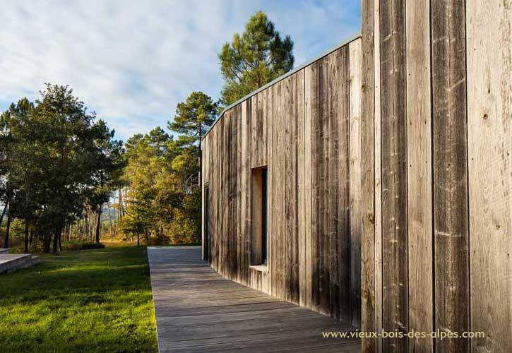 Bardage vieux bois brut gris maison moderne et contemporaine réalisée en Dordogne