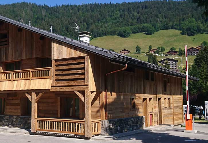 Bardage extérieur vieux bois brun rainure languette réalisation vieux bois des Alpes La Clusaz Haute Savoie