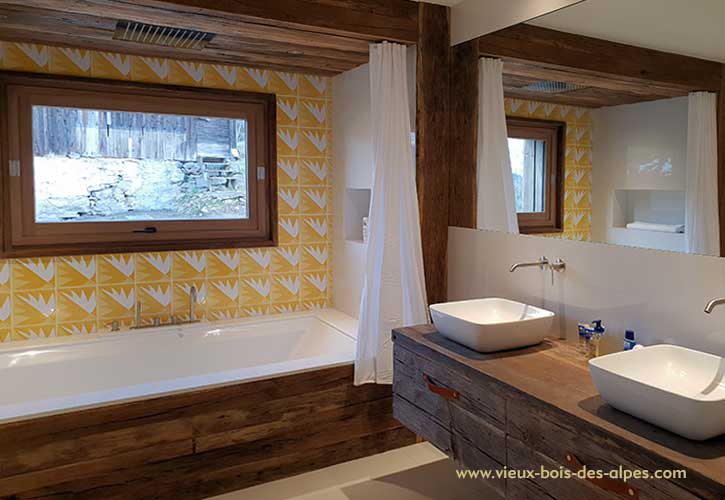 Salle de bain en vieux chêne exemple d'aménagement de chalet de montagne design bois