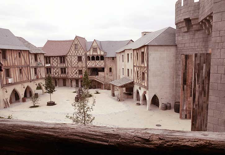 Fournisseur de vieux bois pour la réalisation du Puy du Fou